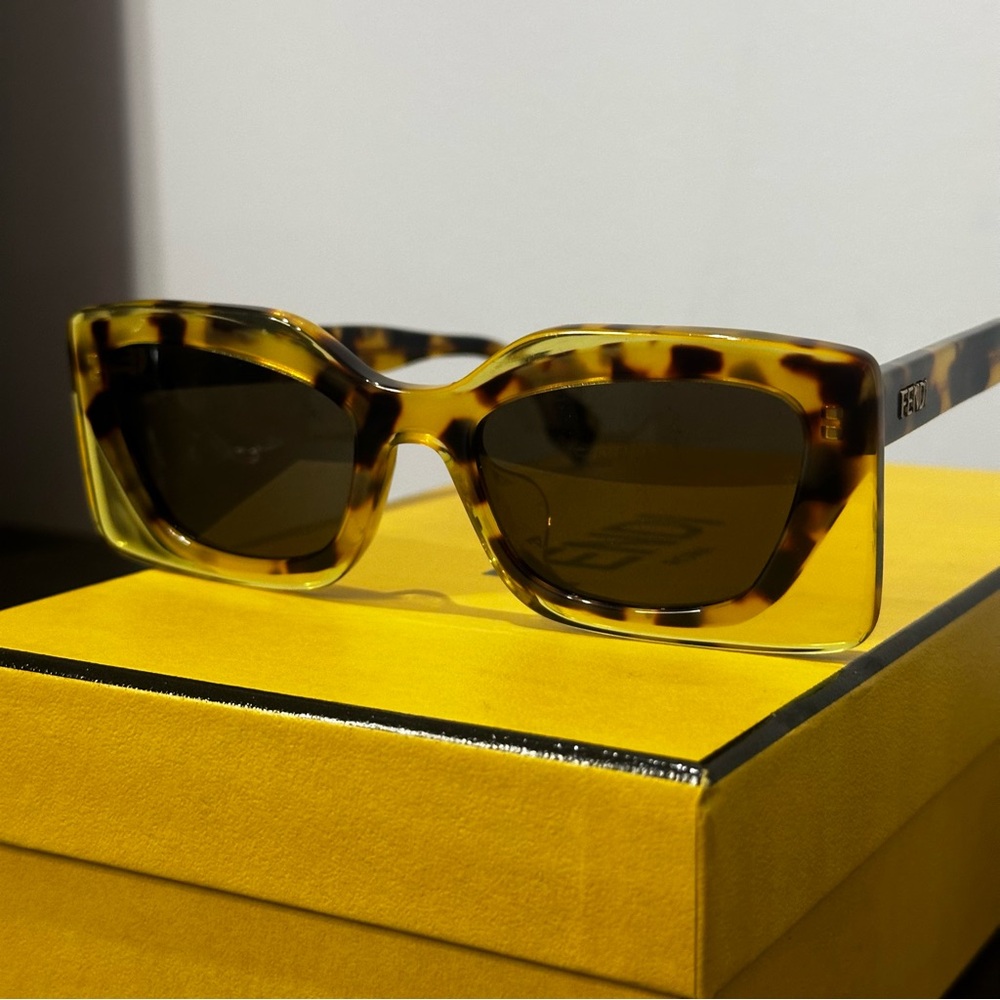 Fendi Clear Rectangle Acetate Sunglasses In 55e Blond Havana